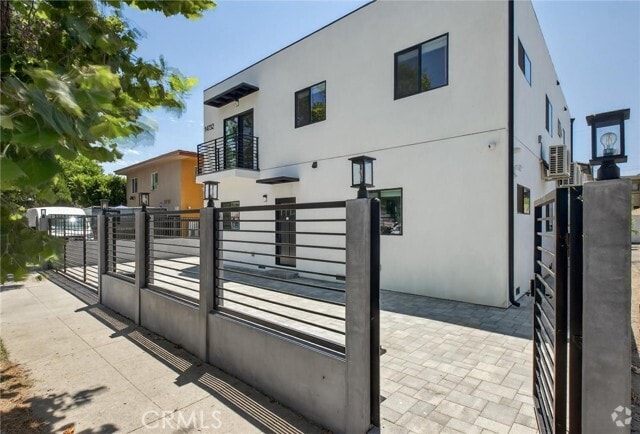 Building Photo - 14734 Gilmore St Unit C Rental