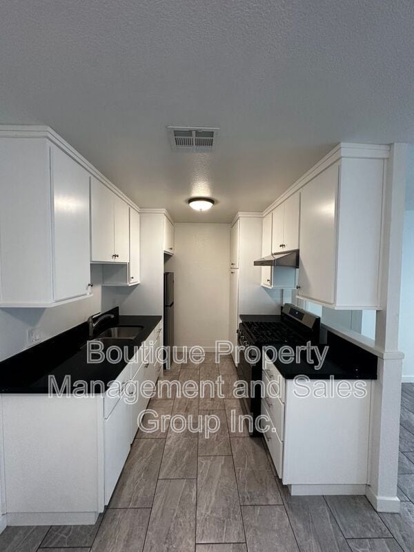 Building Photo - 301 N Tustin Ave