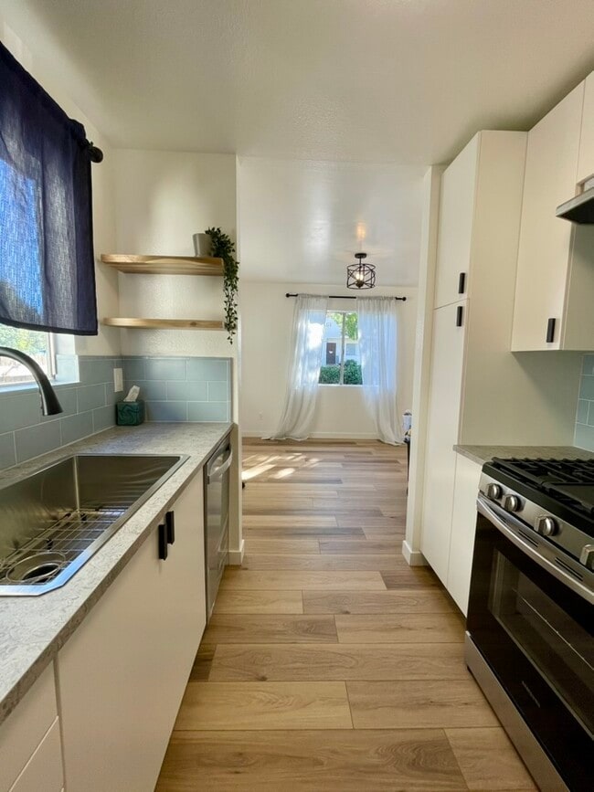 Building Photo - 658 W 23rd St Unit 1