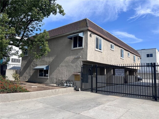 Building Photo - 11254 Oxnard St Unit 3-3 Rental