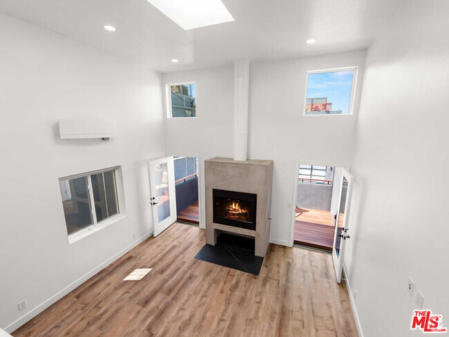 Building Photo - 667 Brooks Ave Rental