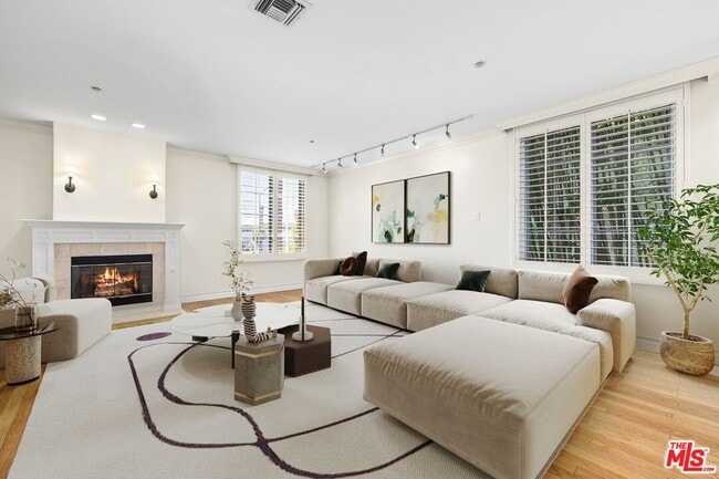 Photo - 433 N Doheny Dr Condo Unit 106