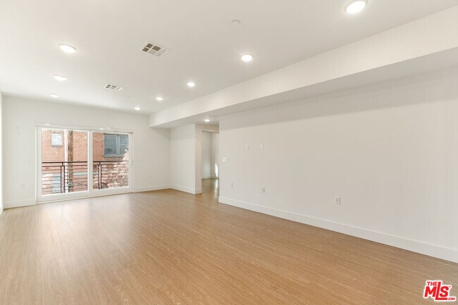 Photo - 837 S Harvard Blvd Unit 202