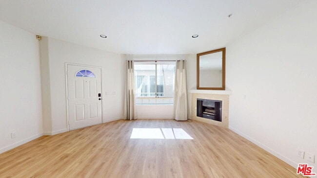 Building Photo - 18347 Saticoy St Unit 31