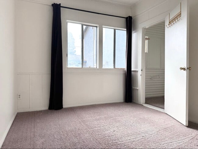 Photo - 1016 W 108th St