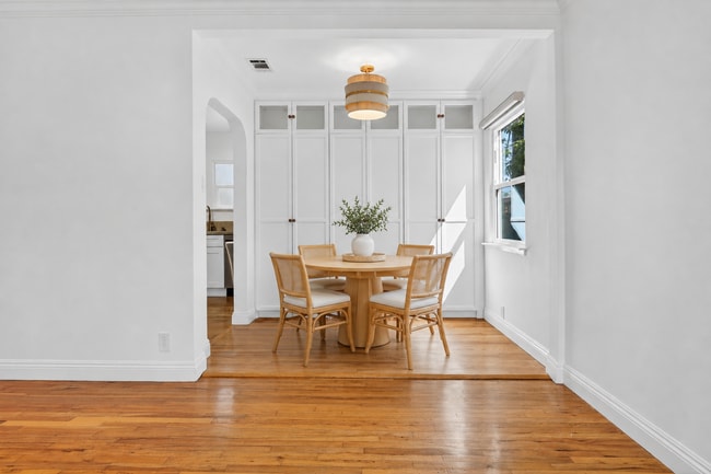 Dining area - 904 Victoria Ave Unit Bungalow