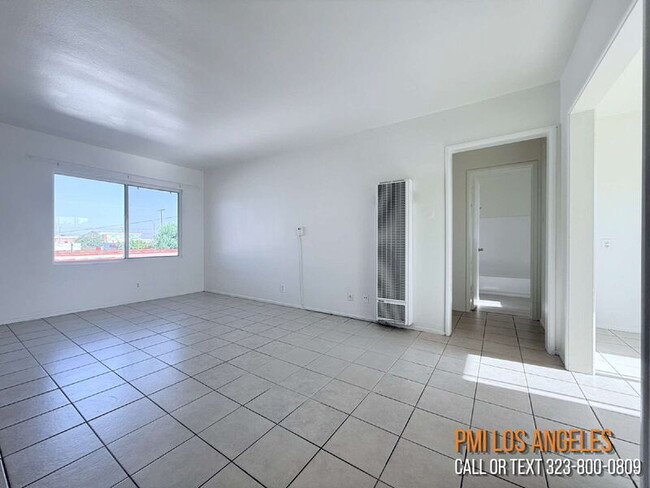 Photo - 943 W 68th St