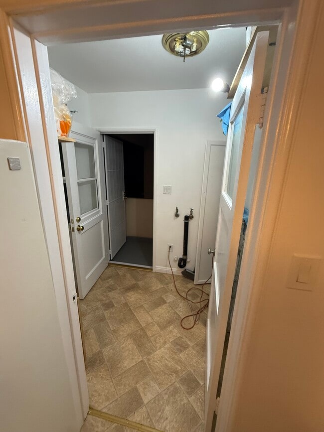 Service Porch - 846 N Sweetzer Ave Unit 846 N Sweetzer Ave #2