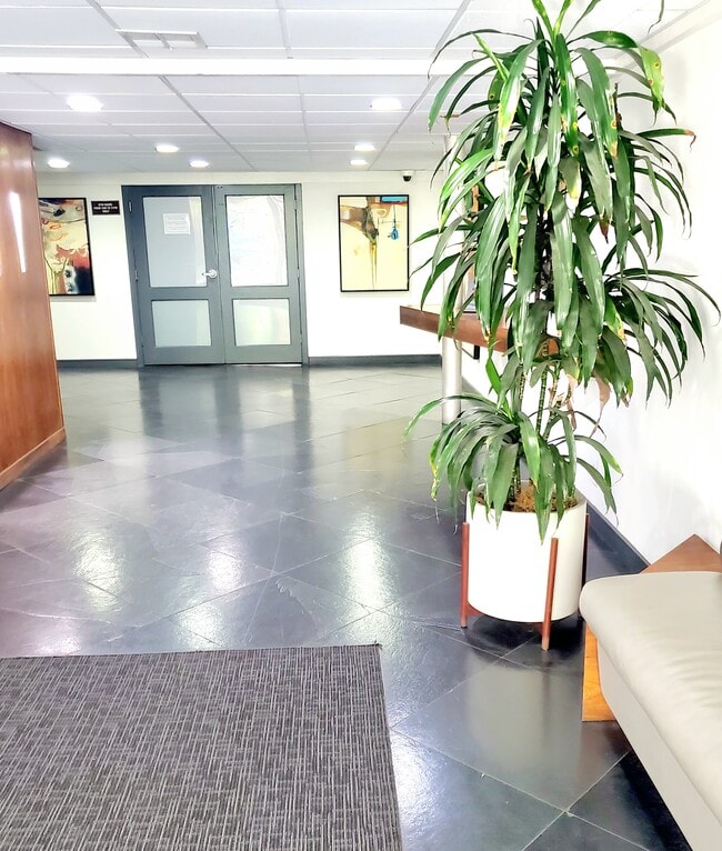 Entry Hallway - 750 N Kings Rd Unit #120