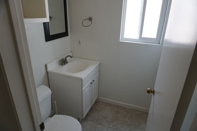 Bathroom 1 - 2409 Harriman Ln Unit B
