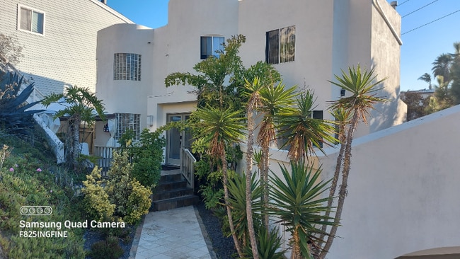 Photo - 3345 Oliphant St