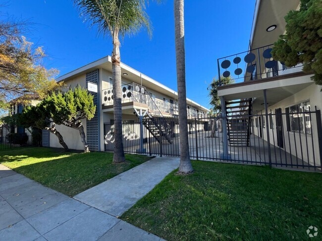 Building Photo - SPACIOUS 2 BEDROOM 1 BATH UPSTAIRS Unit 1604-07 Rental