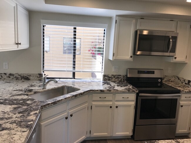 Photo - West of Hwy 101 Encinitas!  2bd 2.5 ba end unit! Unit Pacifica