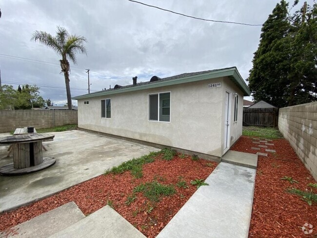 Building Photo - 1241 1/2 Saint Anne Pl Rental