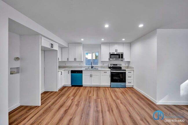 Photo - 11845 Hamlin St