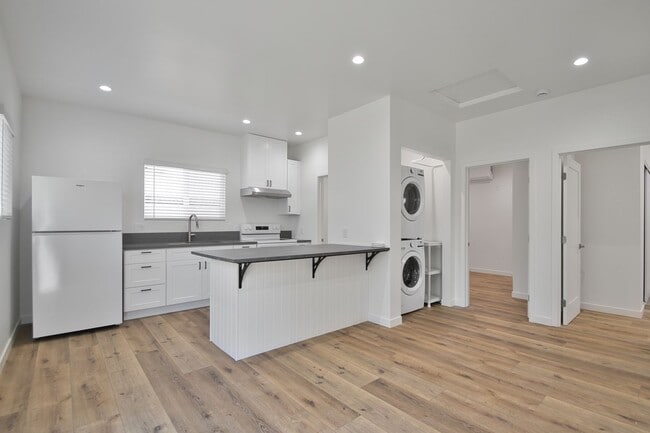 Photo - w1704 Unit B