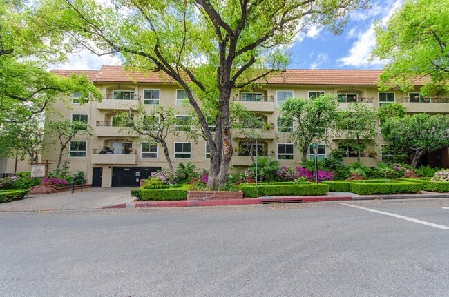 Building Photo - Stunning renovated apartment in the Heart ...