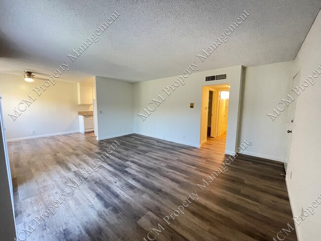 Photo - 13956 Vanowen St