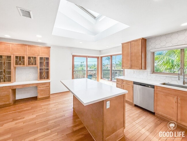 Building Photo - Charming 4BR San Diego Home with Front Dec...
