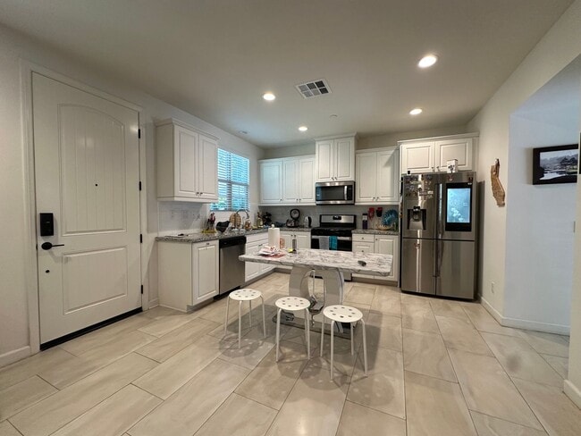 Room for Rent in Stanton-Prime Location - Room for Rent in Stanton-Prime Location Condo