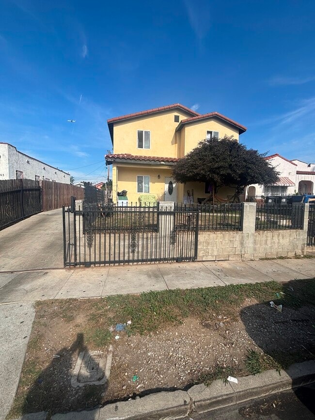 Building Photo - 203 E 109th Pl