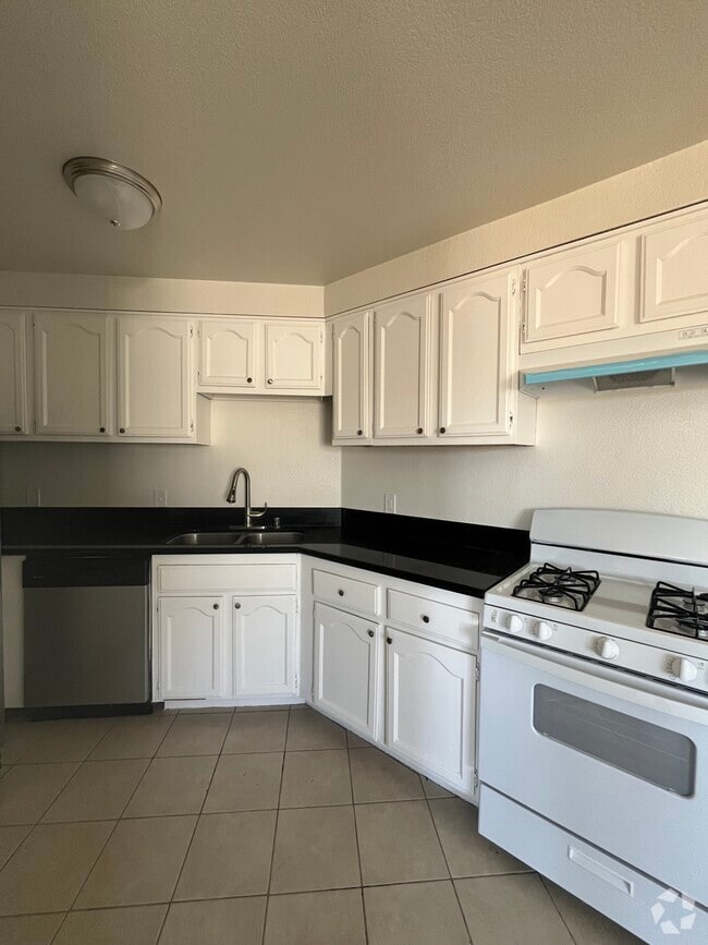 Building Photo - 1615 W 205th St Unit 4 Rental