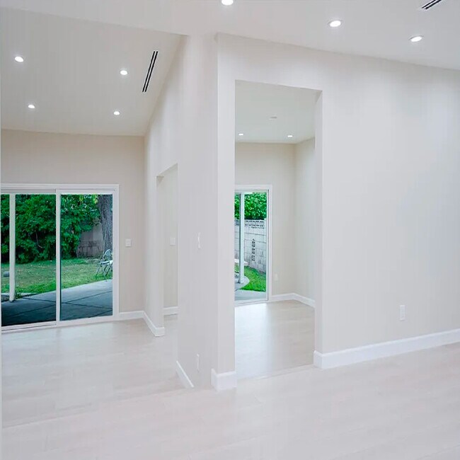 Photo - 16840 Superior St