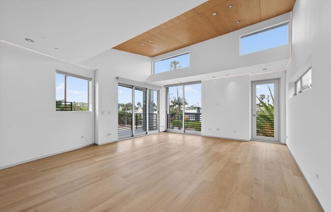 Photo - Discover this striking 3 bedroom apartment for rent in Venice, offering 4 bathrooms, contemporary...