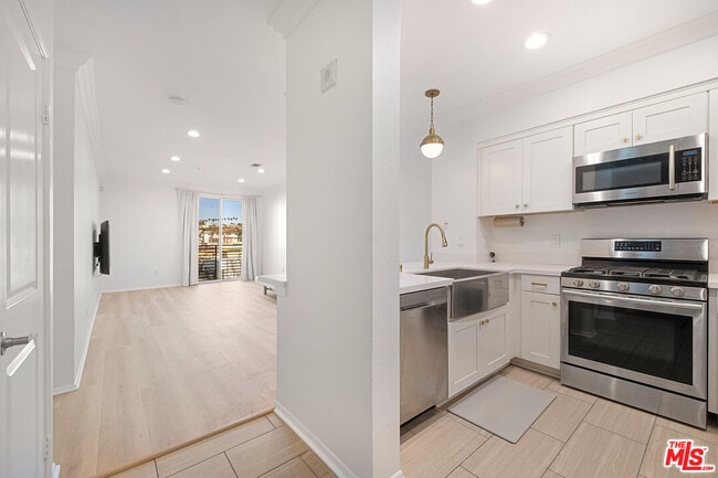 Building Photo - 6400 Crescent Prk E Unit 315