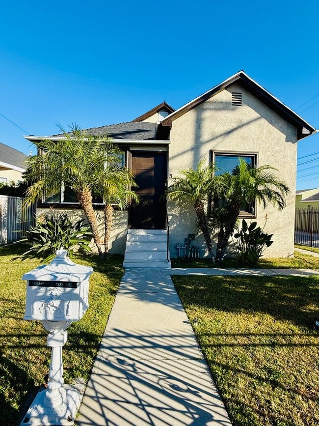 Building Photo - Two Bedroom Home with Enclosed Yard for Re...