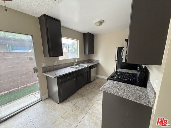 Photo - 6233 N Clybourn Ave