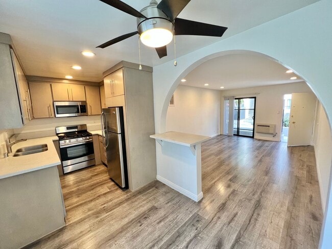 Photo - 3510 Clarington Ave Unit 03