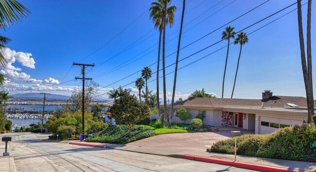 Photo - 3125 Qualtrough St