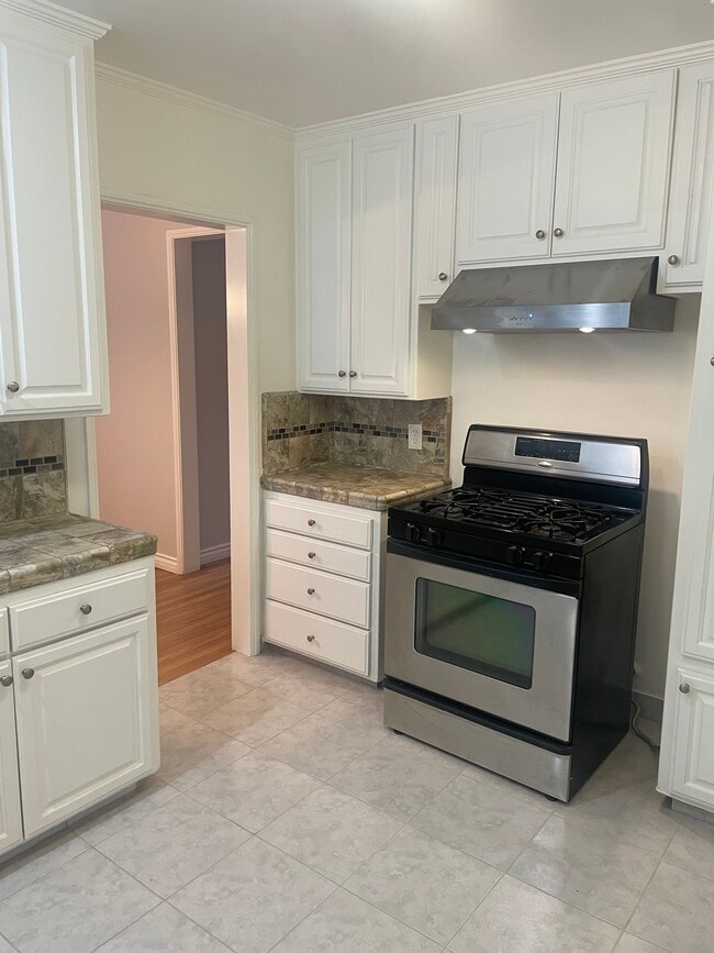 Kitchen - 4407 Ensign Ave Unit 4