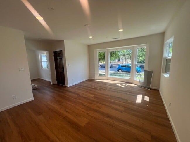 Photo - 6557 McLennan Ave