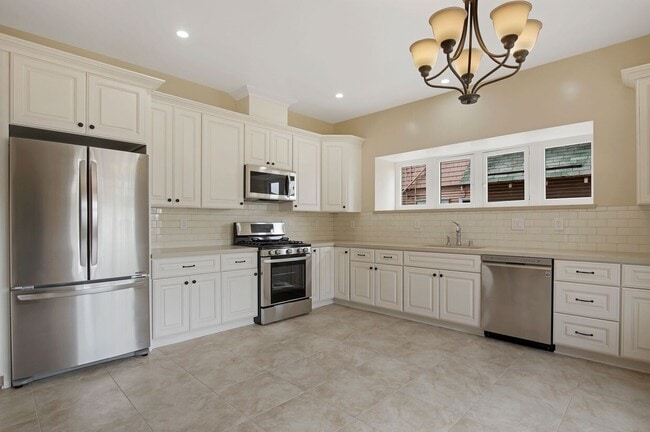 Building Photo - 1238 S Bonnie Brae St Unit 1st-Floor Duplex