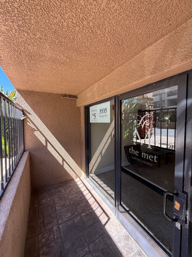 Building Photo - Modern 1BD/1BA Condo at The Met Warner Center! Ready for Move-In! Unit 119