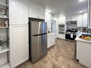 Photo - 325 E Stocker St