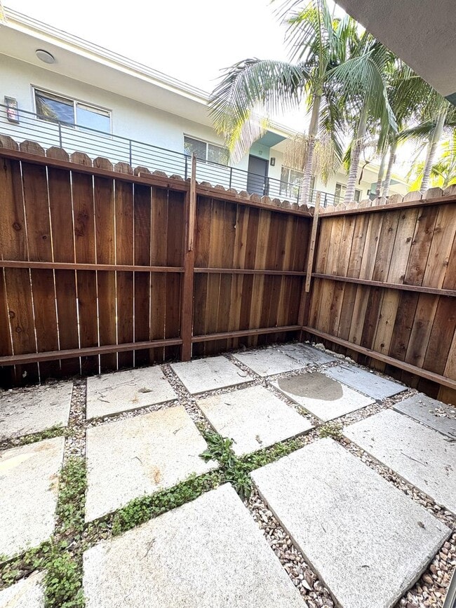 Building Photo - 2727-2741 Abbot Kinney Blvd Unit 03