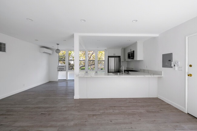 Building Photo - 337 Rexford Dr Unit 5