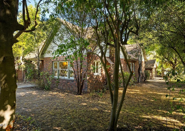 Photo - 1694 Oakwood St