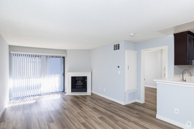 1BR, 1BA - 585SF - Living Room - Saticoy Gardens