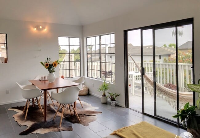 Building Photo - Rare 3 bed 2 bath Townhome available now.