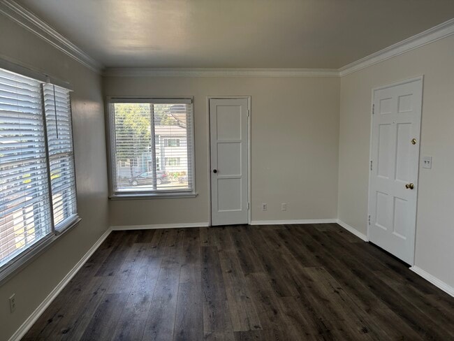Building Photo - 6266 S La Brea Ave Unit Apt D