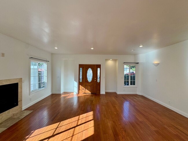 Photo - Beautifully Renovated 4 Bed 4 Bath House For Rent In Long Beach!