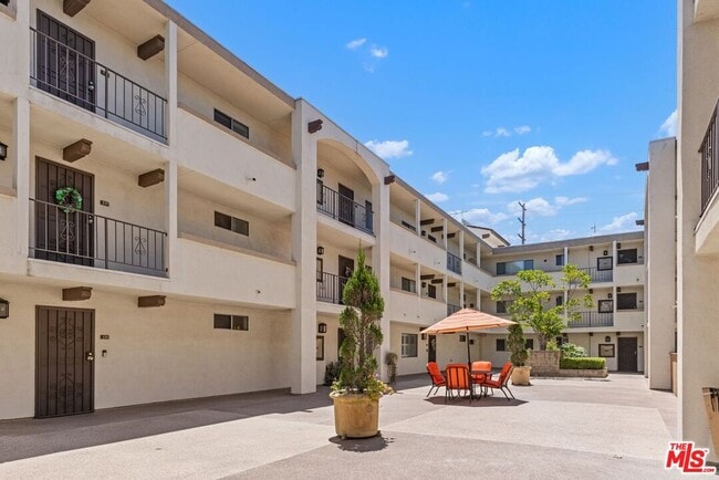 Photo - 12801 Moorpark St Unit 206