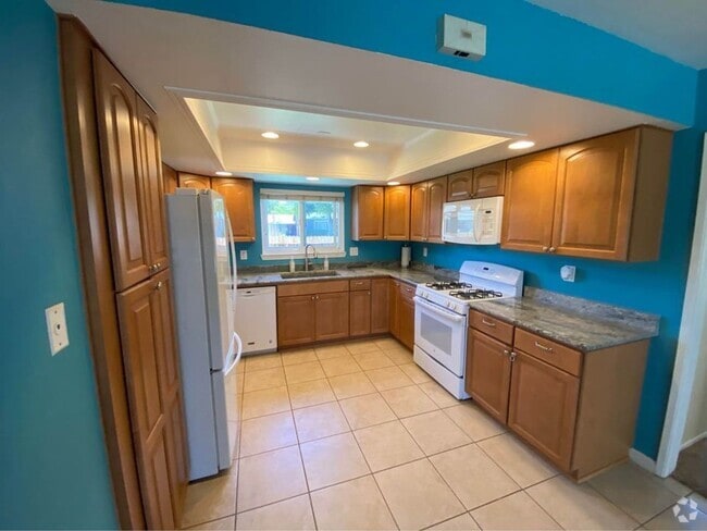 Building Photo - Spacious 6-Bedroom, 3-Bath Home in Lompoc