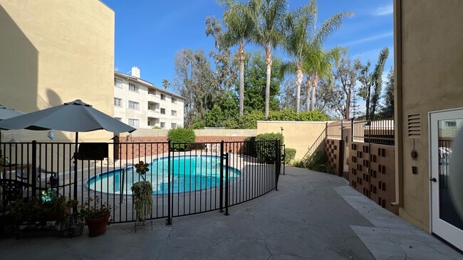 Pool and Laundry - 5138 Hazeltine Ave