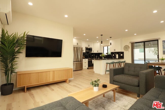 Building Photo - 918 N San Vicente Blvd