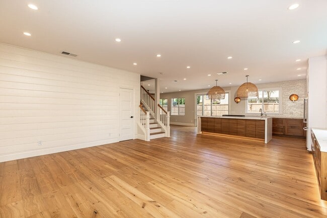Photo - Beautiful Oceanside Cul-De-Sac Home!